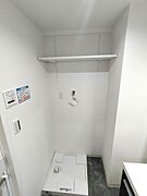 新規交換された洗濯機防水パンです。上部には棚も設けてあります。