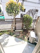 植栽が目に入る眺めになっています。