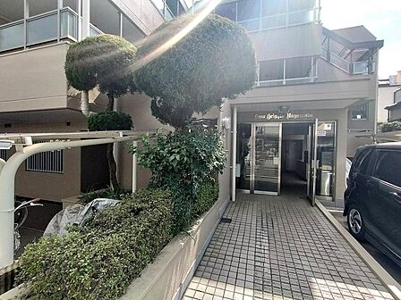 アプローチのあるマンションの入り口になります。