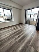 リビング横の約６．０帖の洋室です。２面開口の明るいお部屋で、引き戸仕様になっています。