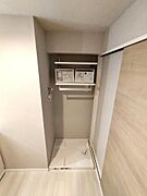 上部に棚を設けた洗濯機置き場です。洗濯機防水パンも新規交換されています。