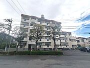エントランス側は、歩道もしっかりと整備され安心です。