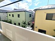 ２階のお部屋位置のため、遠くまで見晴らせる眺めではありませんが、一戸建ての建ち並ぶ閑静な住宅地です。
