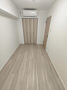 全室に収納を完備しております。写真の５帖のお部屋にはエアコン用配管を新設し、エアコンも新規設置済です。