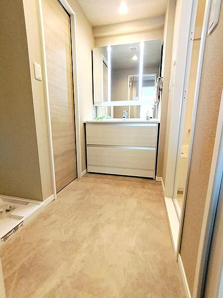 水廻りも全て新規交換しております。洗面化粧台も新しくなっております。右側が浴室、左手側がトイレです。
