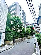 マンション周辺には歩道が整備されています。