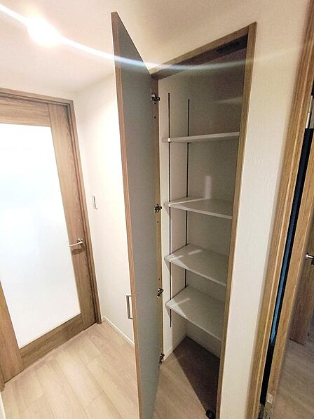 廊下部分にも収納が完備されています。
