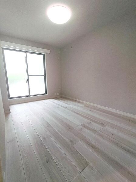 玄関入って右側の約６．７帖の洋室です。サブバルコニーの付いたお部屋です。