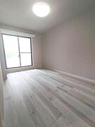 玄関入って右側の約６．７帖の洋室です。サブバルコニーの付いたお部屋です。