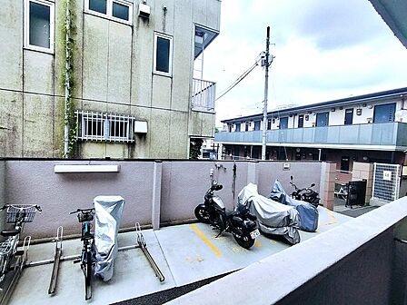 お部屋の前面はマンション敷地内の自転車・バイク置場になっています。