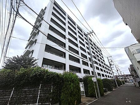 西川口駅から徒歩９分。２００９年築、総戸数８１戸のパークハウスシリーズです。