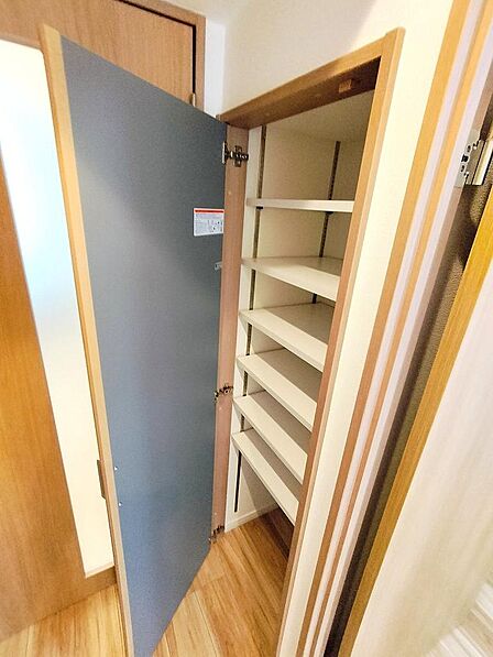 廊下部分に物入が完備されています。