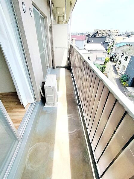 陽の差し込むバルコニー。お洗濯物も良く乾きそうです。
