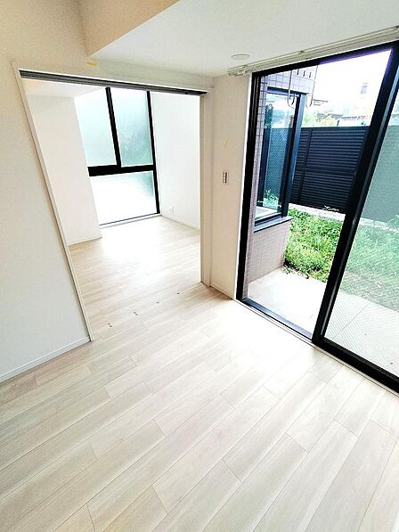 リビング横の居室は、開放すれば広いLDKの一部としても使えそうな自由度の高い間取りです。