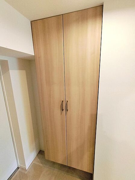 玄関にはトールタイプの下足入れが完備されています。