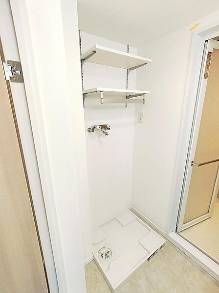 新規交換された洗濯機防水パンの上部には棚を設けてあります。