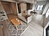 リビング/ダイニング：ダイニングセット、ソファセットを配置してもまだ余裕のある広さ。