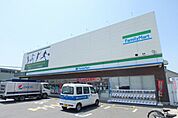 ファミリーマート箕面粟生外院一丁目店 311m