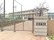 成岩中学校まで　960m　徒歩約12分●「知・徳・体」の調和のとれた生徒を育成。「花とあいさつ」をスローガンに掲げ、生徒がひまわりの苗を植え花を育てる活動を行っています。