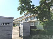 岩滑小学校まで　350m　徒歩約5分●校訓「清く　明るく　たくましく」新美南吉が卒業した学校。南吉作品を教材とした学習も行い文学と地域を密接に学べます。