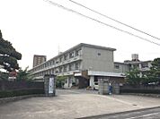 青山中学校まで　485m　徒歩約7分●教育信条「自主の精神　「汗」で学べ」。部活動はやや少ないですが、受賞歴がある強い部もあります。図書室の本の種類も豊富。
