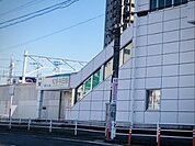名鉄河和線「知多半田」駅　600ｍ　徒歩約8分　電車は特急が停まります。エレベーター設置有り。中部国際空港行のバスや、東京方面の高速バスの停留所があります。
