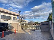 花園幼稚園まで　880m　徒歩約11分●毎日の読み聞かせで豊かな心を育みます。週2回のランチデー有り。【受入年齢・時間】3歳～5歳、9