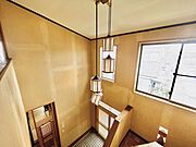 吹抜けで開放感◎玄関からの光が上下階に広がり明るい！
