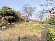 白山公園まで　179m　徒歩約3分　複合遊具・滑り台・鉄棒などの遊具、砂場と広場があります。