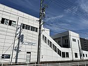 名鉄河和線「知多半田」駅　徒歩約17分（約1320ｍ）電車は特急が停まります。中部国際空港行のバスや、東京方面の高速バスの停留所があります。