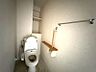 トイレ：綺麗に保ちたいトイレ！棚があるのでトイレットペーパーなどストックできますね！