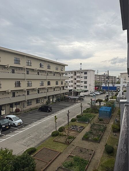 南向きの眺望です。陽当たり・通風・眺望良好です。三ガーデンもついてます