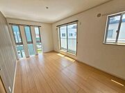 窓がたくさん、明るい居室です♪