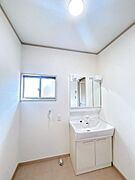【リフォーム済】洗面化粧台は三面鏡タイプを採用しました。朝の支度がしやすく、見た目もすっきりします。