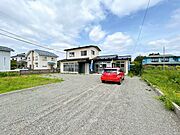 【リフォーム済】駐車場です。車種によりますが、お車4台はラクラク駐車可能です。