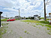 【リフォーム済】お庭です。庭木の一部伐採を行い駐車スペースを確保しました。ゆったりとしたスペースで駐車もしやすいですね。