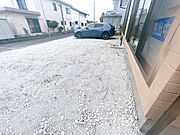 【リフォーム済】駐車場は砕石の引き直しを行いました。並列3台駐車可能です。