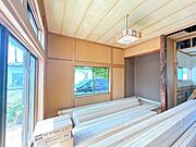 【リフォーム中】一階西側和室別アングルの写真です。フローリングの張替え、壁天井のクロスの張替えを行います。
