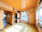 【リフォーム予定】二階西側洋室別アングルの写真です。フローリングの張替え、壁天井のクロスの張替えを行います。