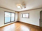 【リフォーム中】2階9.5帖洋室です。クッションフロアの重ね張りとクロスの張替え、照明交換を行います。2面採光で、ベランダに出られるのが良いですね。