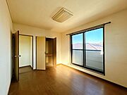 【期間現況販売】二階6帖南側洋室です。窓が付いているので採光面もばっちりです。