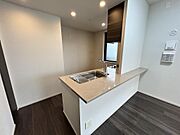キッチン横にはパントリーとして使える収納あり。コンロ横には窓もあるため、換気もしやすいです。