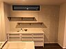 キッチン：〜kitchen〜　建物プラン例　デザイン性と機能性を兼ね備えたキッチンです。上段をオープンな棚にし、趣味のお皿など置いて広々空間を演出してくれます。