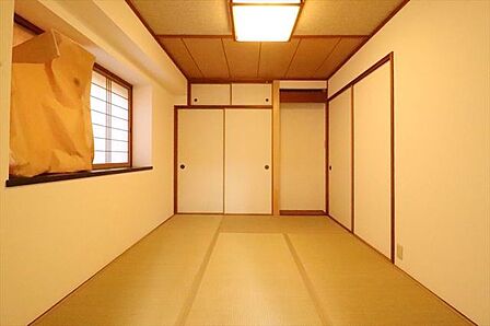 しっとりと落ち着いた雰囲気の和室