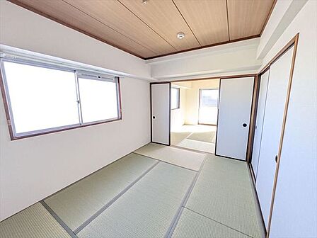 リビング横に位置し、遊ぶお子様の様子も見えるので安心です♪続き間として活用できます。