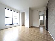グレーのクロスがアクセントになった、スタイリッシュな印象のお部屋です。ウォークインクローゼット付きなので収納家具なしで広く使えます