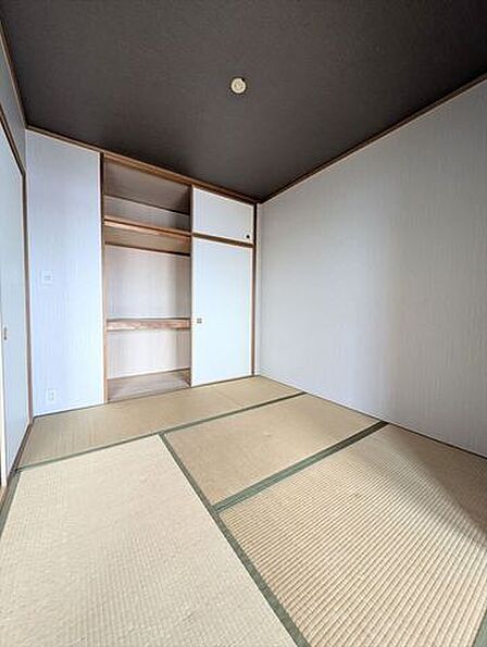 リビングには和室が隣接しているので、お客様をお迎えする際など用途に合わせて使えるのが便利です。