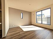 【同社施工例】グレーのクロスがアクセントになった、スタイリッシュな印象のお部屋。ウォークインクローゼット付きで収納に困りません