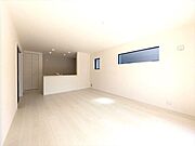 【同社施工例】日当たりのよい温かい雰囲気の広々ＬＤＫスペースです♪ ご家族との団欒をこちらでゆったりとお過ごしください♪