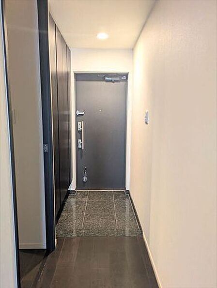 玄関には収納力の高いシューズボックスがあります。玄関をいつも綺麗な状態に保つことができ、家族を気持ちよく迎え入れます。